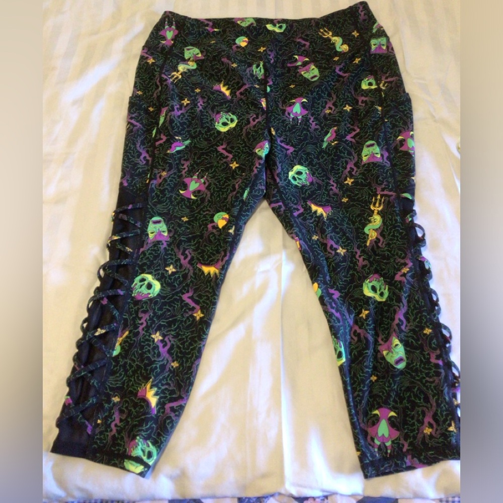 Torrid Disney Villians Capri Pant Active  size 3, NWOT.